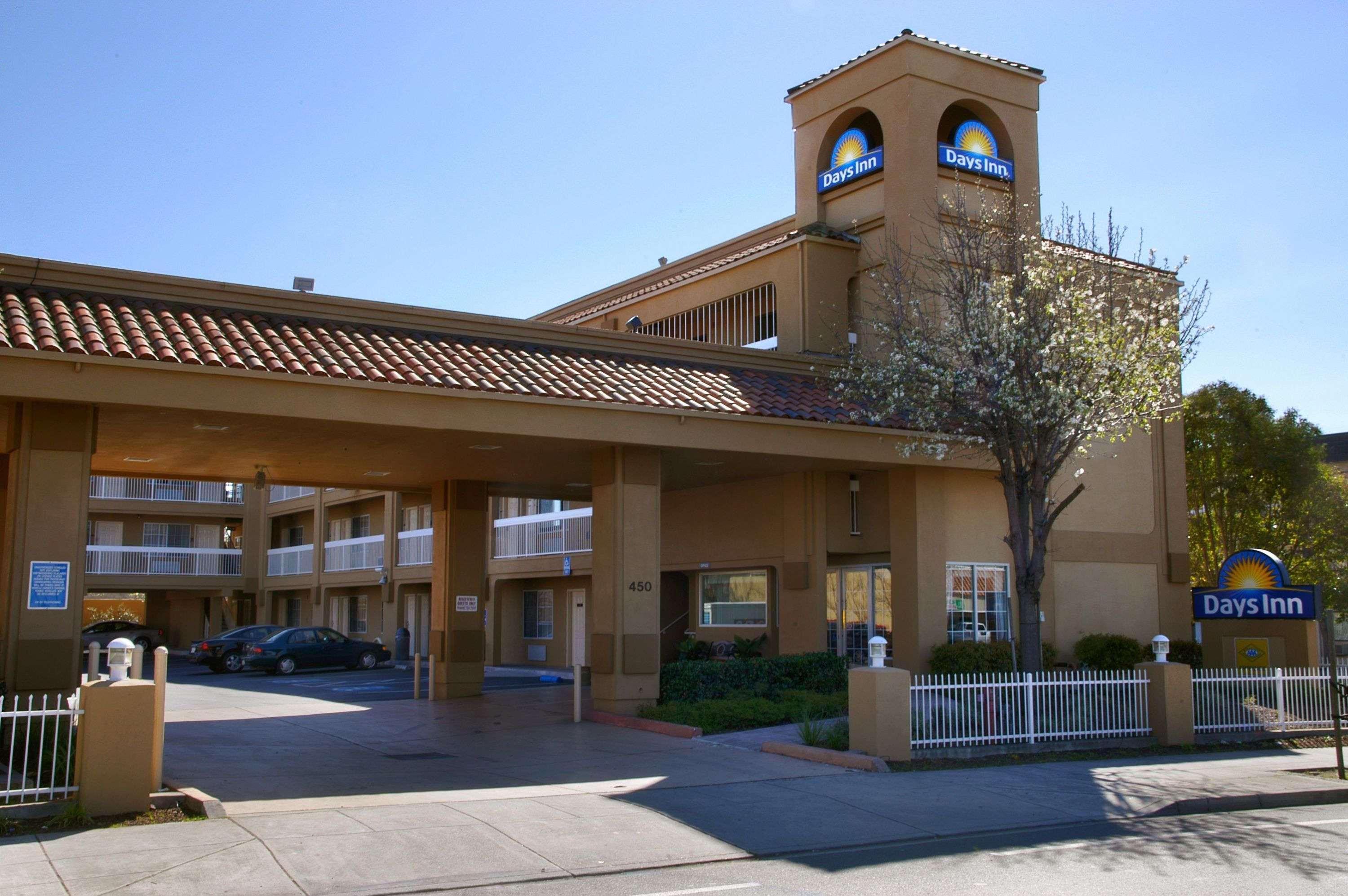 Days Inn By Wyndham Hayward Airport Exterior photo