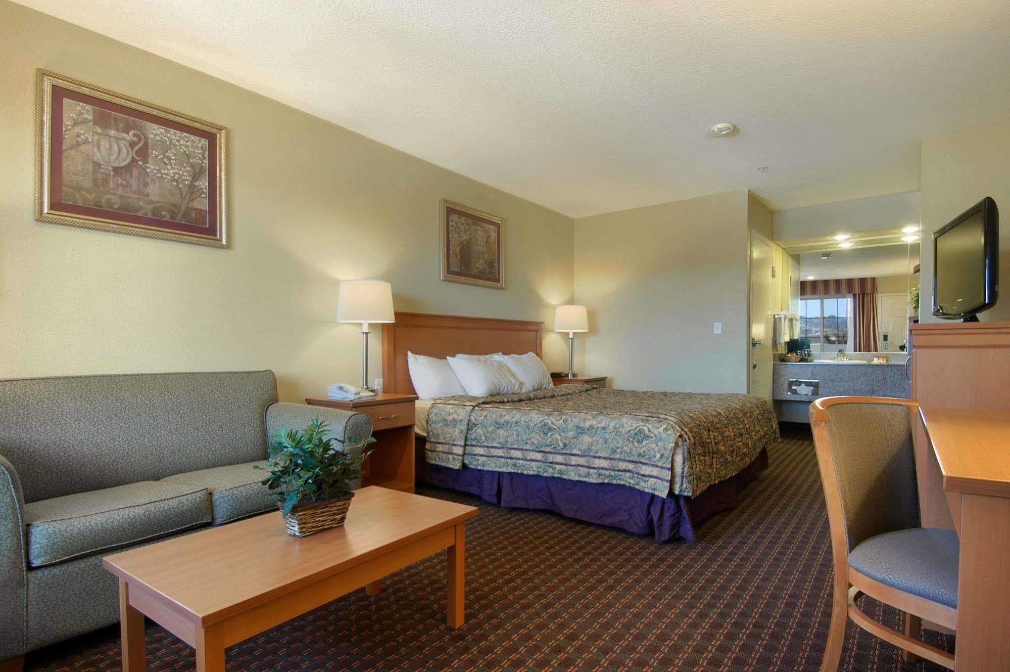 Days Inn By Wyndham Hayward Airport Room photo